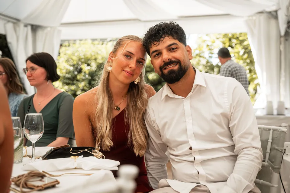 Befreundetes Paar lacht am Tisch, Hochzeit im Moods