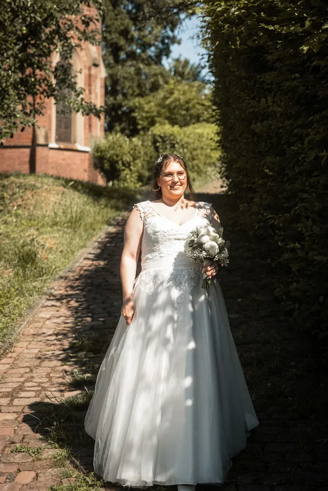 Braut auf dem Weg zum First Look, Hochzeit im Moods