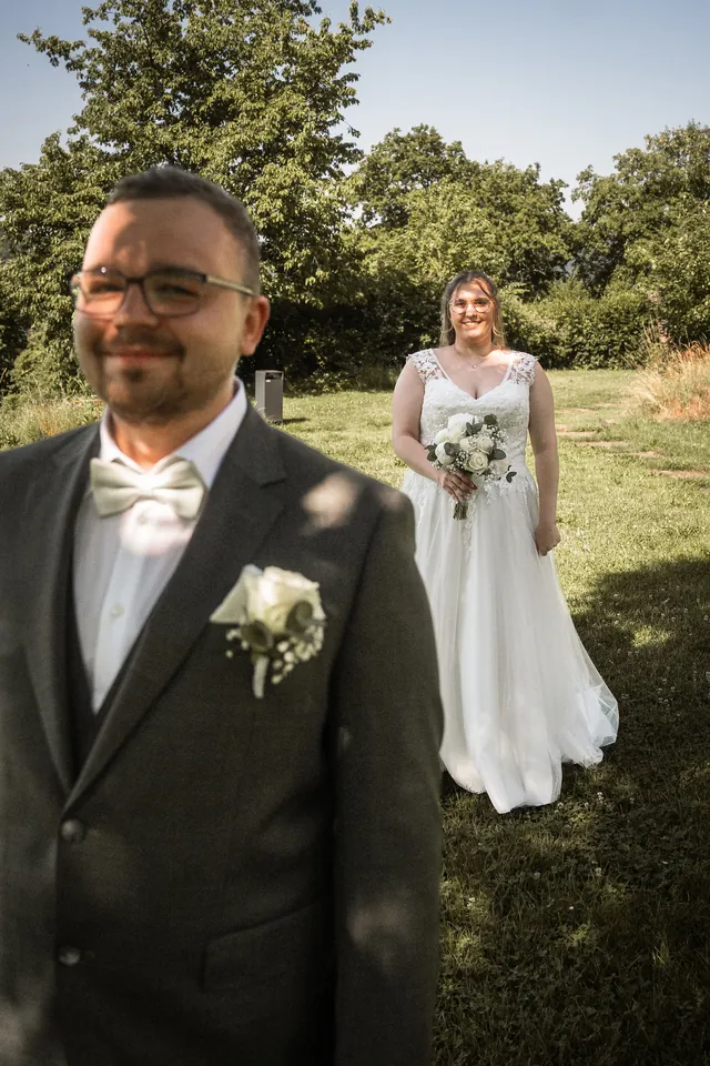 Bräutigam wartet, die Braut kommt von hinten, Hochzeit im Moods