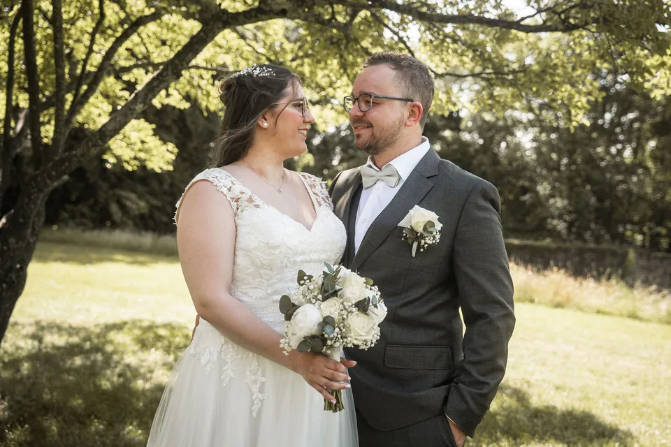 Brautpaar lächelt sich an, Hochzeit im Moods