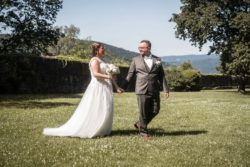 Brautpaar Hand in Hand auf der Wiese, Hochzeit im Moods