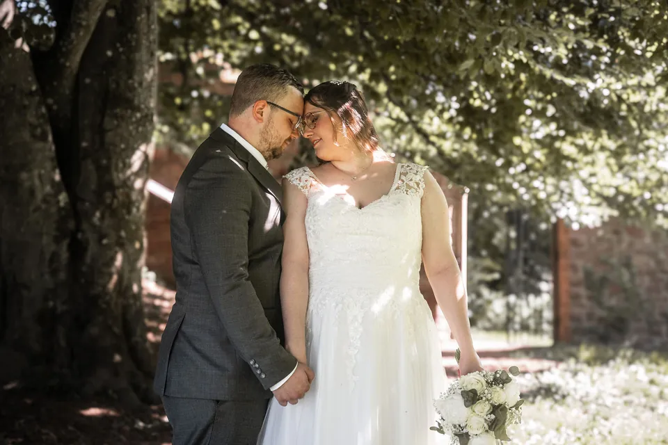 Kuss unter den Bäumen, Hochzeit im Moods
