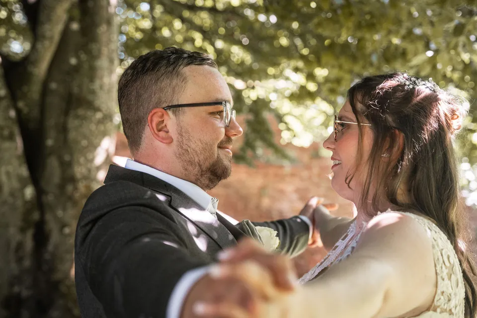 Bräutigam reicht der Braut die Hand, Hochzeit im Moods