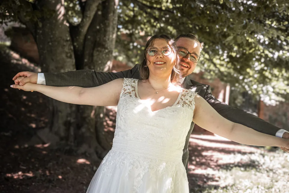 Braut breitet die Arme aus, Hochzeit im Moods