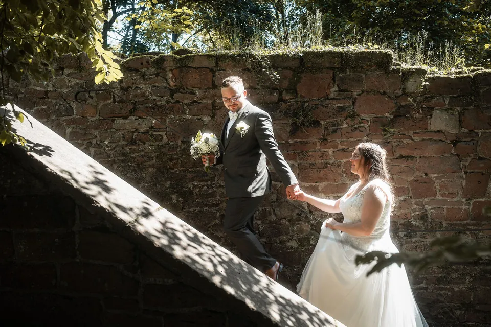 Brautpaar auf der alten Treppe, Hochzeit im Moods