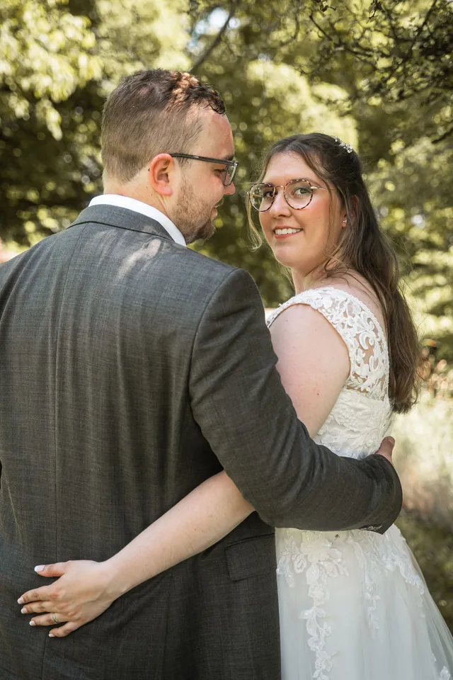 Brautpaar umarmt sich lachend, Hochzeit im Moods