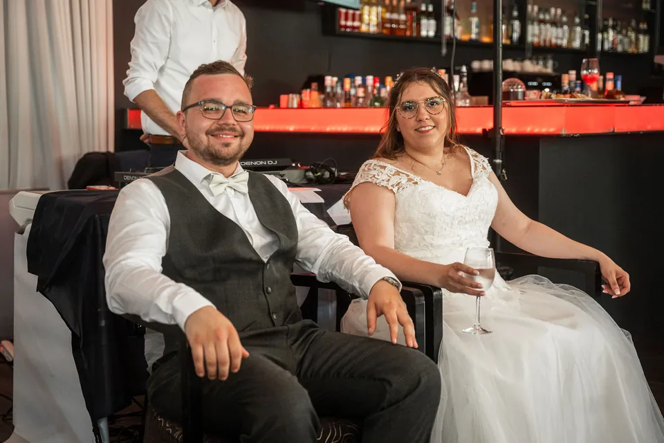 Brautpaar lacht in der Lounge, Hochzeit im Moods