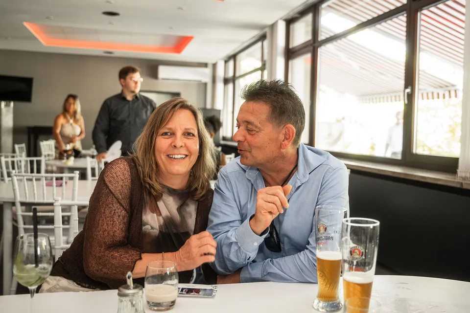 Gäste mit Bier am Tisch, Hochzeit im Moods