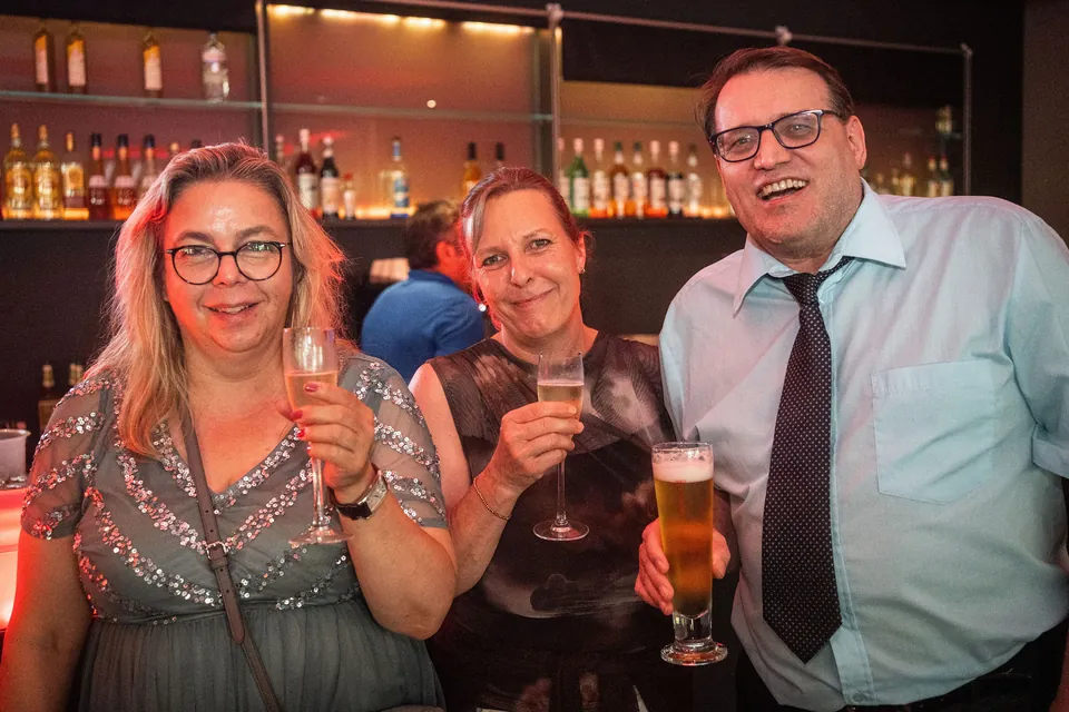 Gäste stoßen mit Gläsern an, Hochzeit im Moods