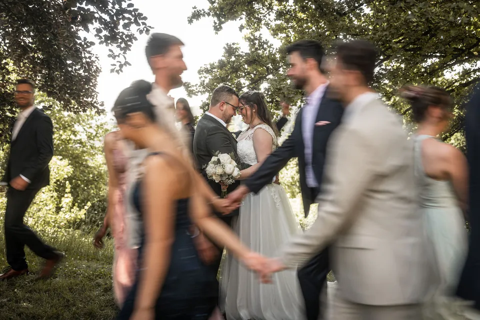 Gäste wirbeln um das Brautpaar, Hochzeit im Moods