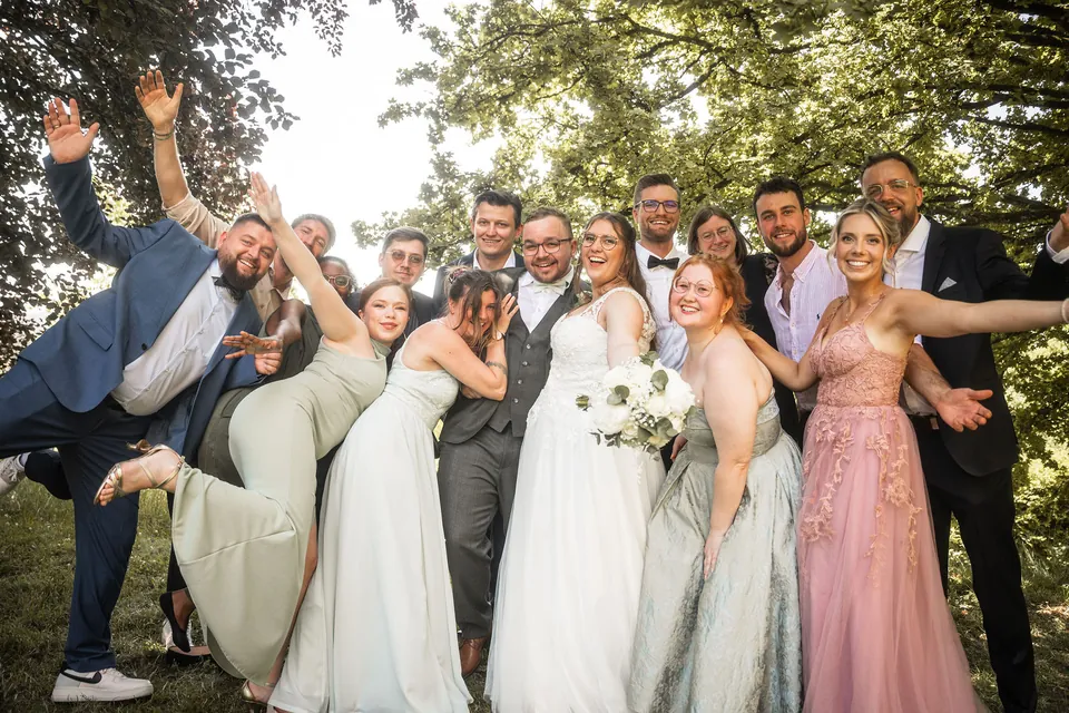 Ausgelassenes Gruppenbild mit Freunden, Hochzeit im Moods