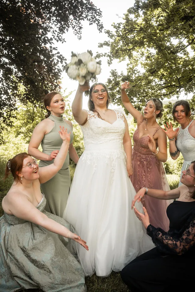 Braut mit ihren Freundinnen, Hochzeit im Moods