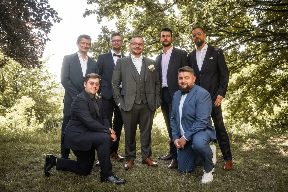 Bräutigam mit seinen Freunden, Hochzeit im Moods