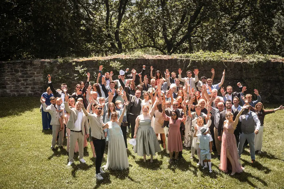 Alle Gäste jubeln von oben gesehen, Hochzeit im Moods
