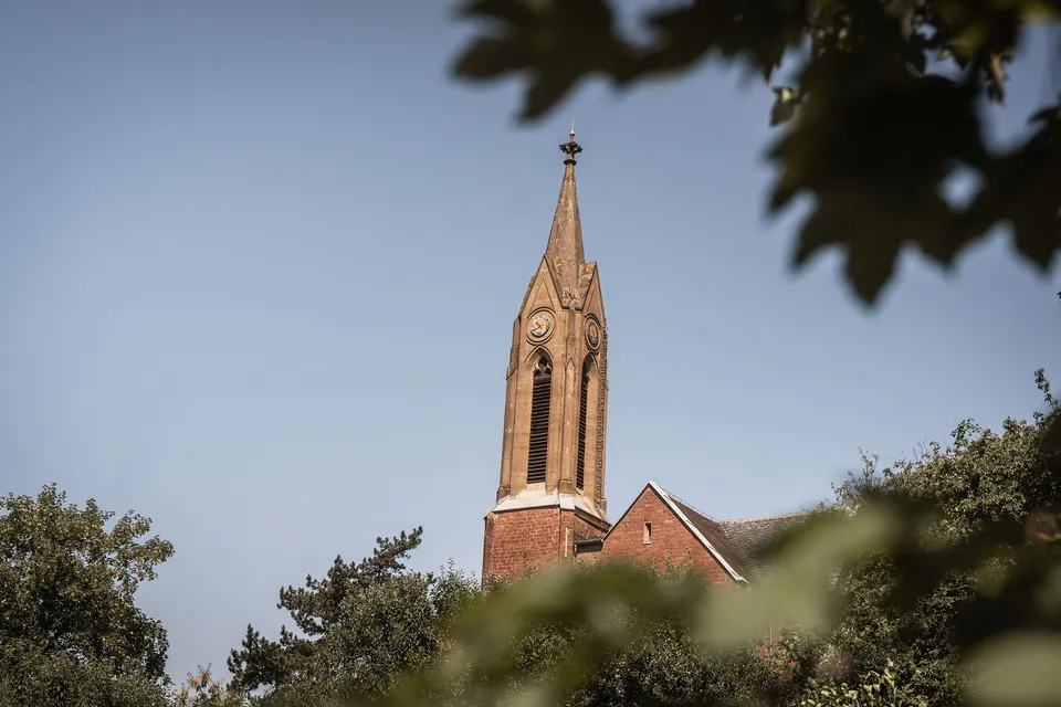 Kirchturm hinter den Bäumen, Hochzeit im Moods