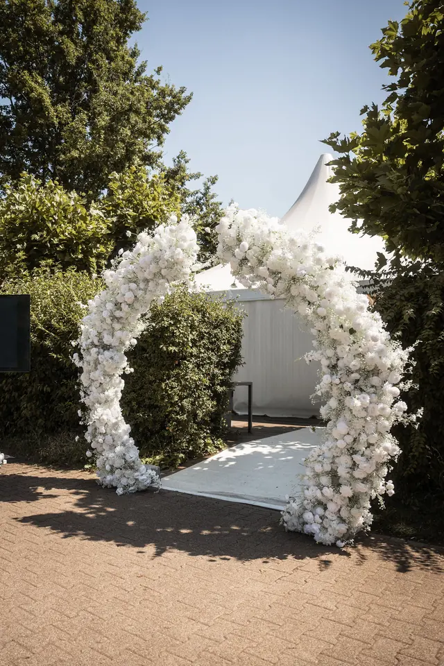 Blumenbogen am Eingang, Hochzeit im Moods