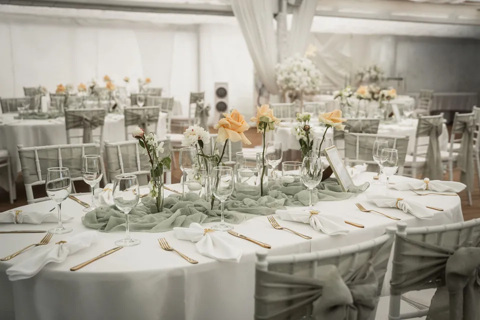 Festzelt mit gedeckten Tafeln, Hochzeit im Moods