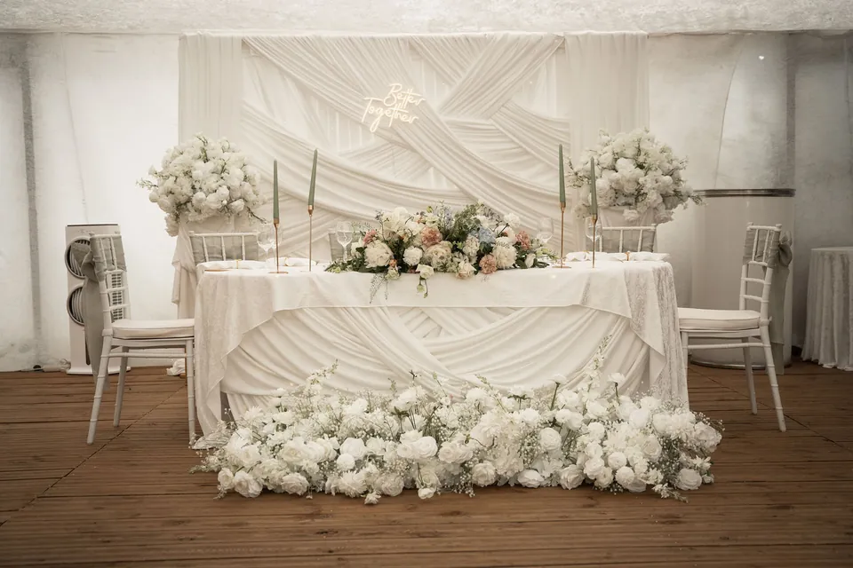 Brauttisch mit weißen Blumen, Hochzeit im Moods