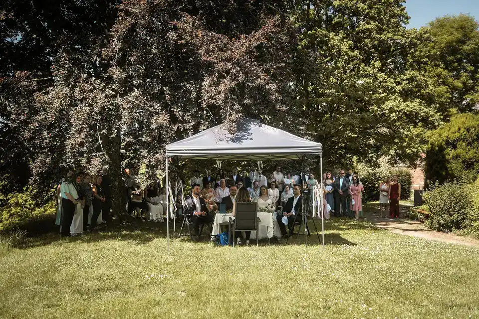 Trauung unter Bäumen im Garten, Hochzeit im Moods