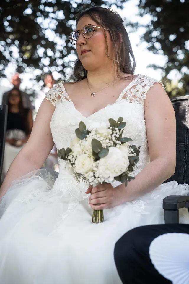 Braut mit Brautstrauß bei der Trauung, Hochzeit im Moods