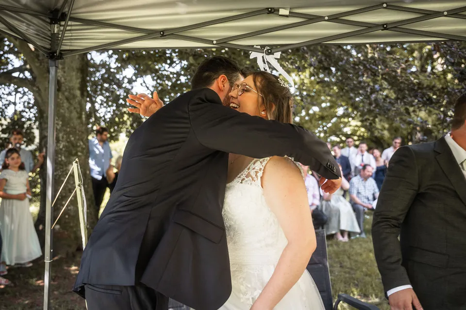 Herzliche Umarmung bei der Gratulation, Hochzeit im Moods
