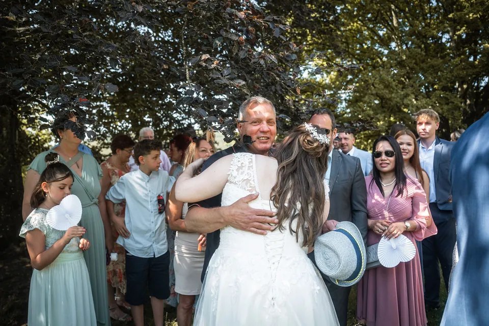Gäste gratulieren der Braut, Hochzeit im Moods