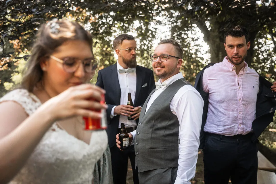 Braut stößt mit Freunden an, Hochzeit im Moods