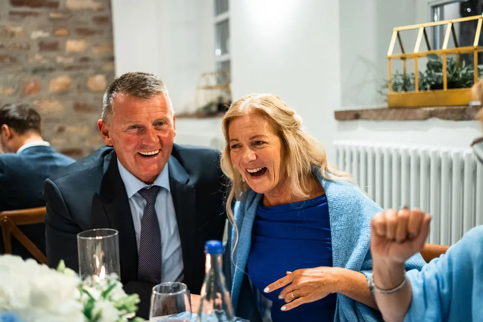 Gäste lachen am Tisch, Hochzeit in der Schleifenmühle Dettenheim-Rußheim