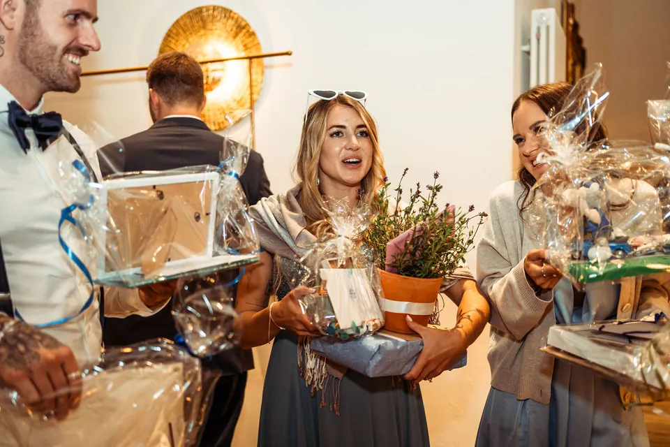 Brautpaar beim Auspacken eines Geschenks, Hochzeit in der Schleifenmühle Dettenheim-Rußheim
