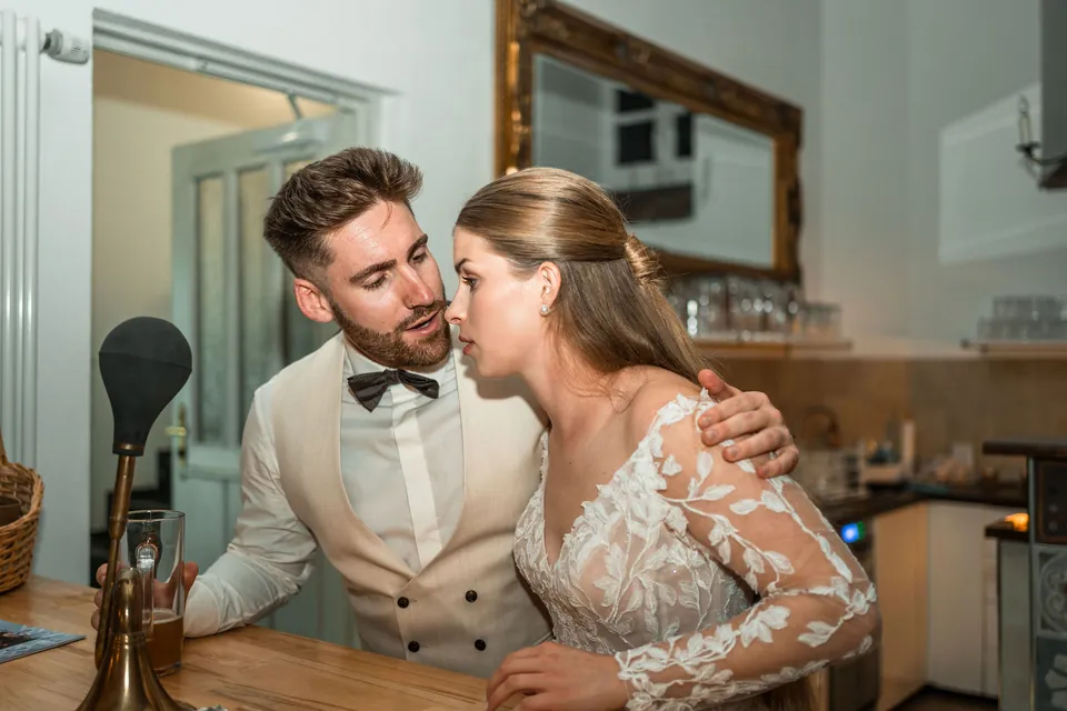 Brautpaar lacht zusammen, Hochzeit in der Schleifenmühle Dettenheim-Rußheim