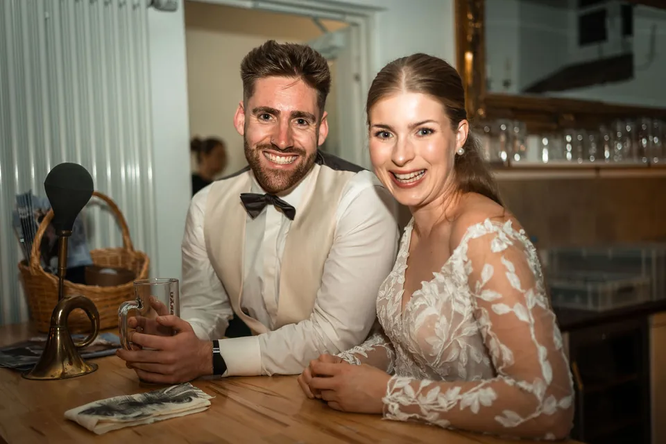 Brautpaar am Tisch, Hochzeit in der Schleifenmühle Dettenheim-Rußheim