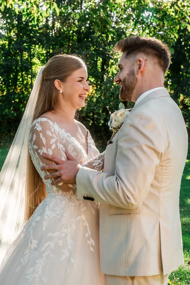 Brautpaar Stirn an Stirn im Grünen, Hochzeit in der Schleifenmühle Dettenheim-Rußheim