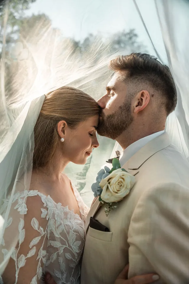 Kuss auf die Stirn unter dem Schleier, Hochzeit in der Schleifenmühle Dettenheim-Rußheim