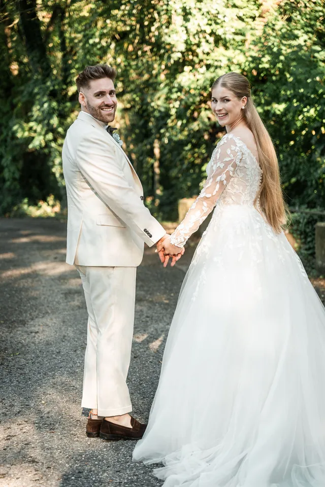 Brautpaar Hand in Hand auf dem Weg, Hochzeit in der Schleifenmühle Dettenheim-Rußheim