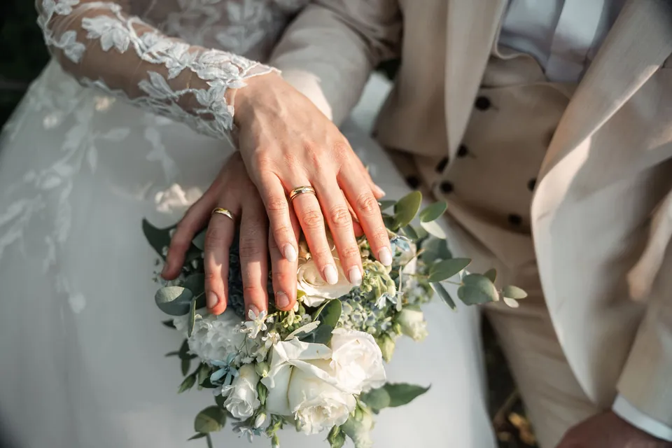 Hände mit Eheringen und Brautstrauß, Hochzeit in der Schleifenmühle Dettenheim-Rußheim