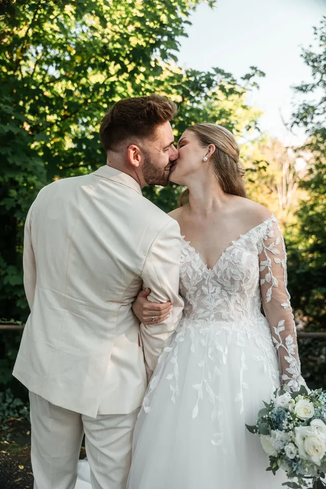 Brautpaar Kopf an Kopf, Hochzeit in der Schleifenmühle Dettenheim-Rußheim