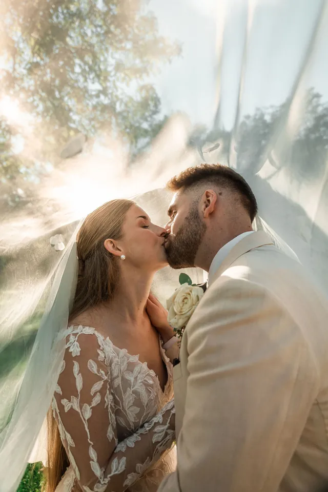 Kuss im Gegenlicht unter dem Schleier, Hochzeit in der Schleifenmühle Dettenheim-Rußheim