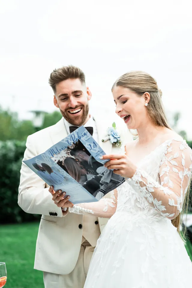 Brautpaar liest gemeinsam im Garten, Hochzeit in der Schleifenmühle Dettenheim-Rußheim