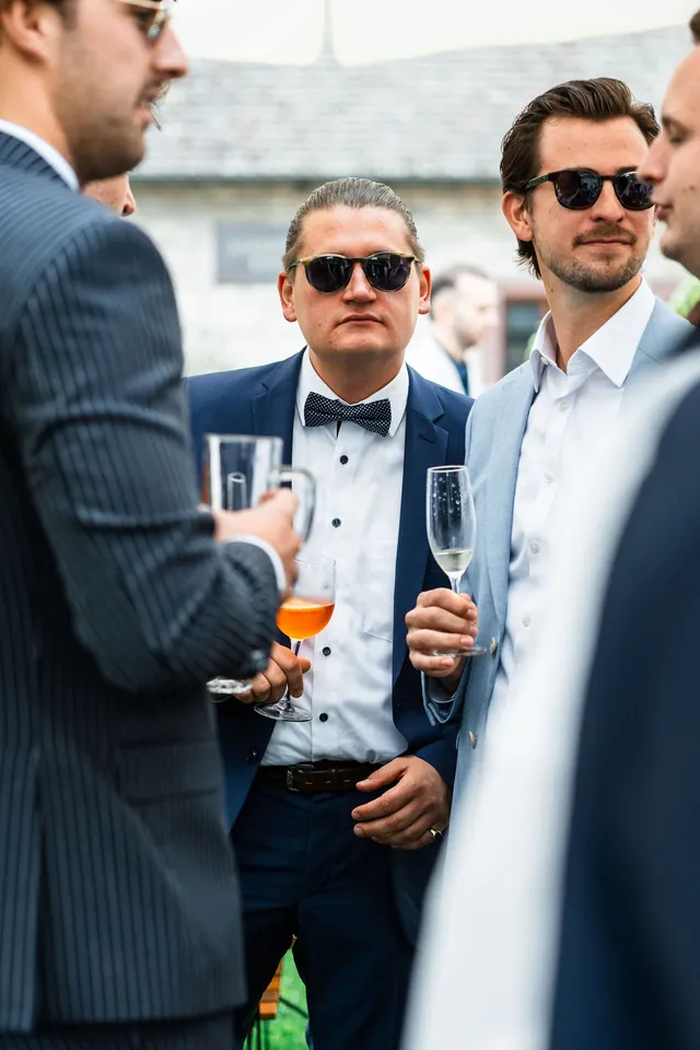 Gäste stoßen beim Sektempfang mit Sektgläsern an, Hochzeit in der Schleifenmühle Dettenheim-Rußheim