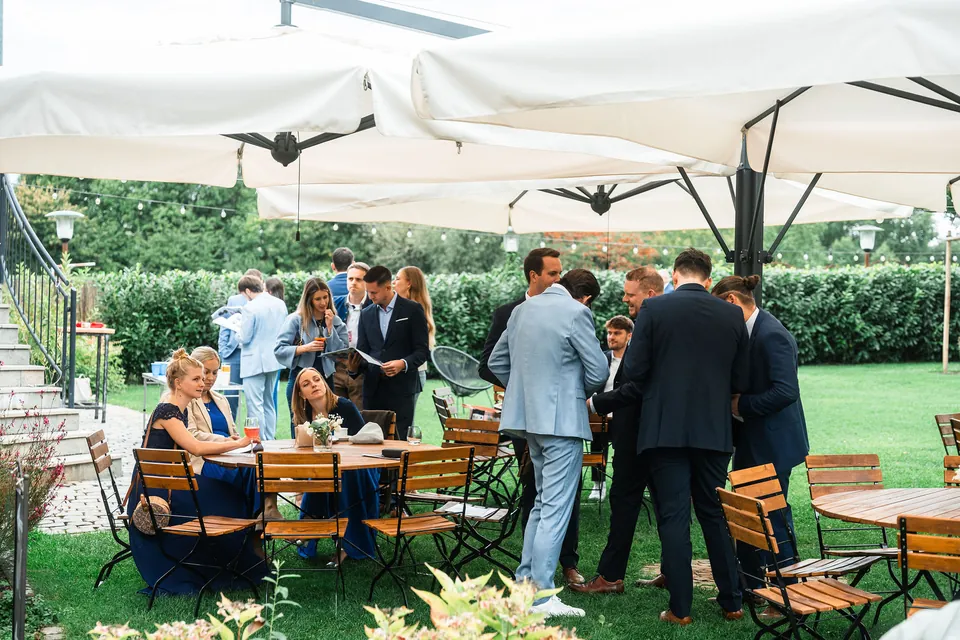 Sektempfang unter Sonnenschirmen, Hochzeit in der Schleifenmühle Dettenheim-Rußheim