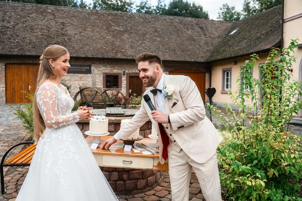 Anschnitt der Hochzeitstorte, Hochzeit in der Schleifenmühle Dettenheim-Rußheim