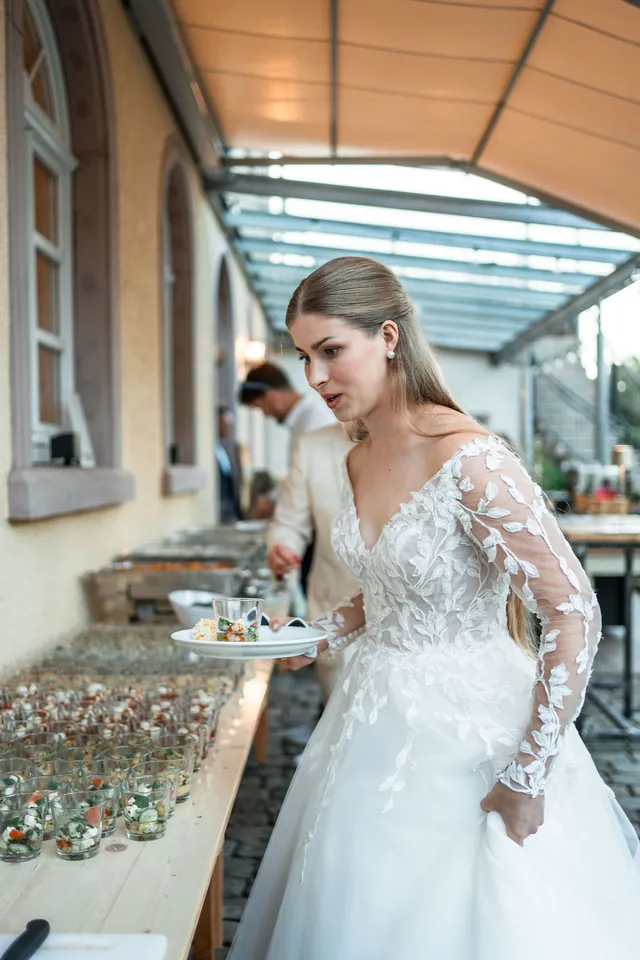 Braut am Buffet, Hochzeit in der Schleifenmühle Dettenheim-Rußheim