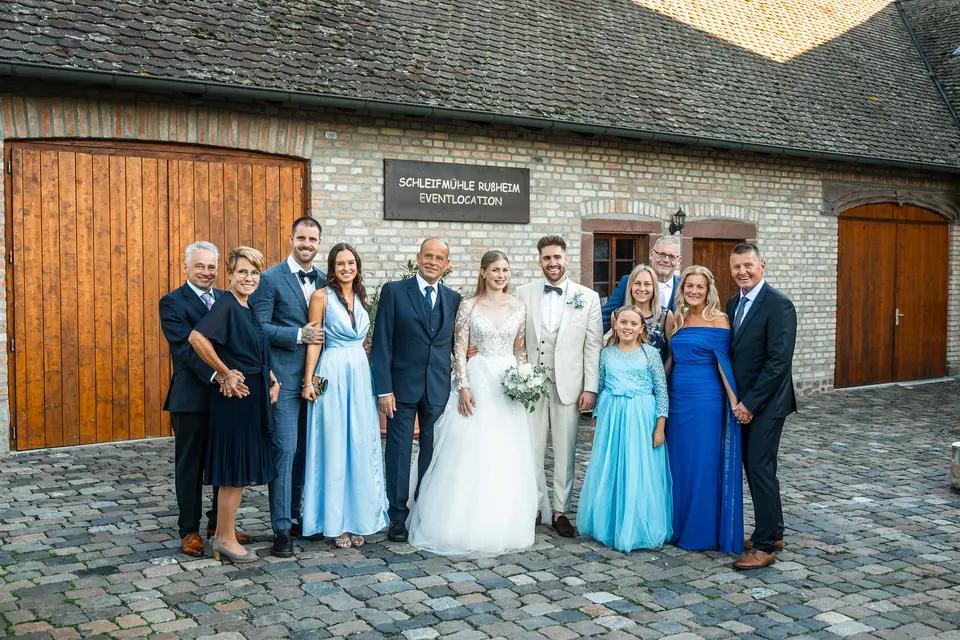 Gruppenbild mit Familie vor dem Scheunentor der Schleifenmühle, Hochzeit in der Schleifenmühle Dettenheim-Rußheim