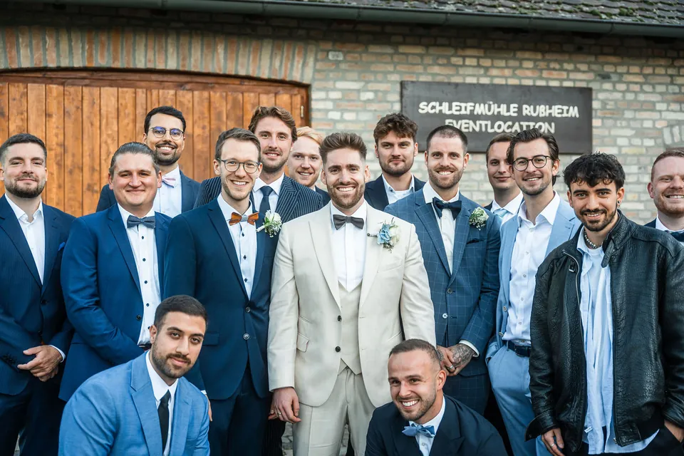 Bräutigam mit seinen Freunden vor dem Schild der Schleifenmühle, Hochzeit in der Schleifenmühle Dettenheim-Rußheim