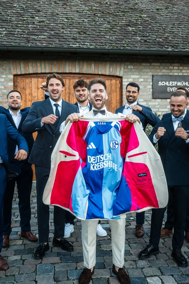 Bräutigam zeigt das Schalke-Trikot im Futter seines Sakkos, Hochzeit in der Schleifenmühle Dettenheim-Rußheim