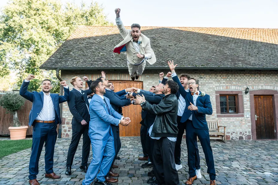 Freunde werfen den Bräutigam in die Luft, Hochzeit in der Schleifenmühle Dettenheim-Rußheim