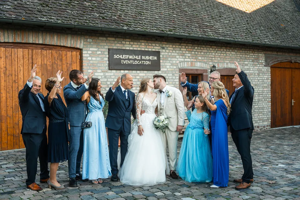 Alle Gäste jubeln beim Gruppenbild, Hochzeit in der Schleifenmühle Dettenheim-Rußheim