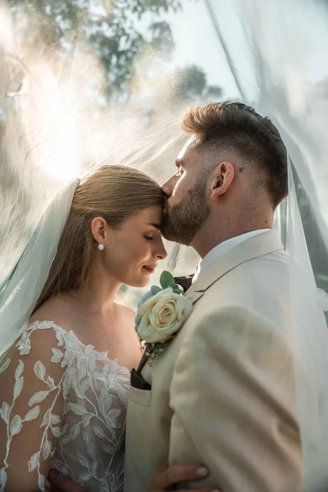 Robin küsst Melanie unter dem Schleier auf die Stirn, Hochzeit in der Schleifenmühle Dettenheim-Rußheim bei Karlsruhe