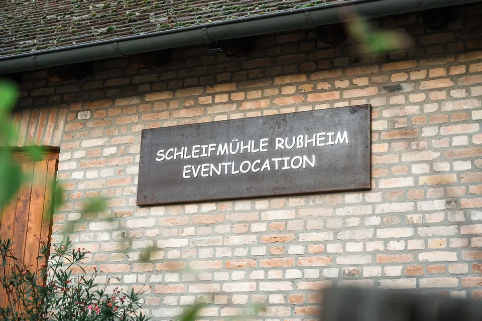 Schild der Eventlocation Schleifenmühle Rußheim, Hochzeit in der Schleifenmühle Dettenheim-Rußheim