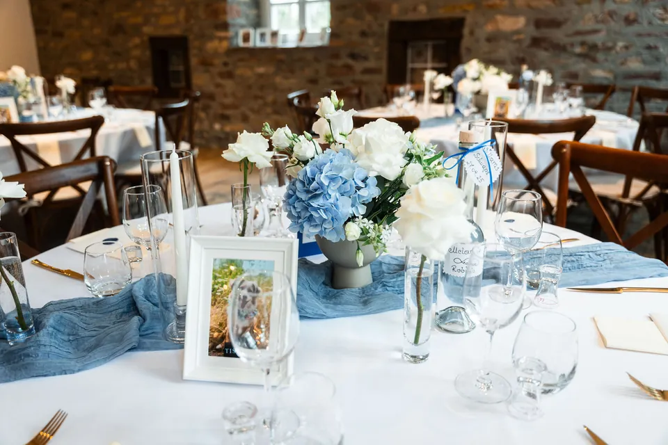 Tischdekoration mit blauen Hortensien, Hochzeit in der Schleifenmühle Dettenheim-Rußheim
